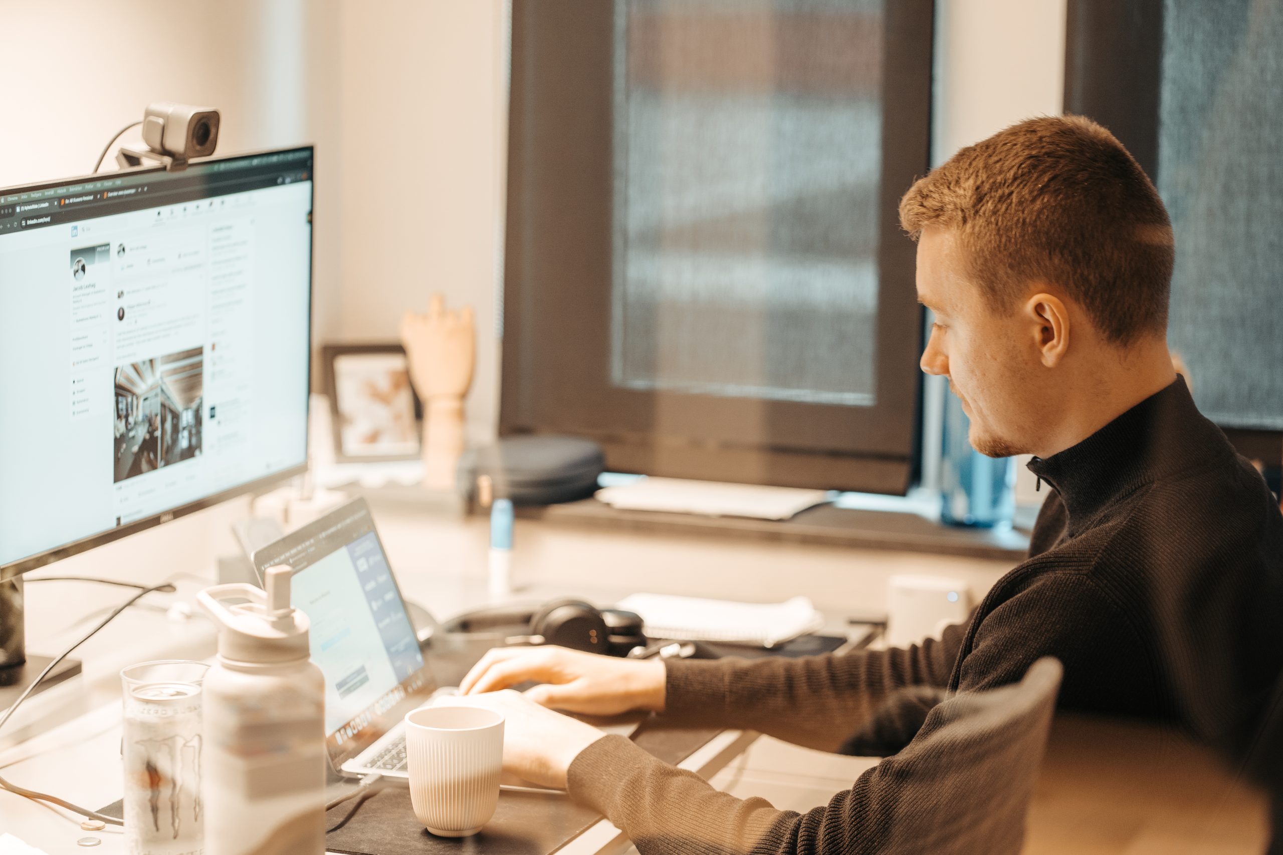 En kille sitter vid en laptop