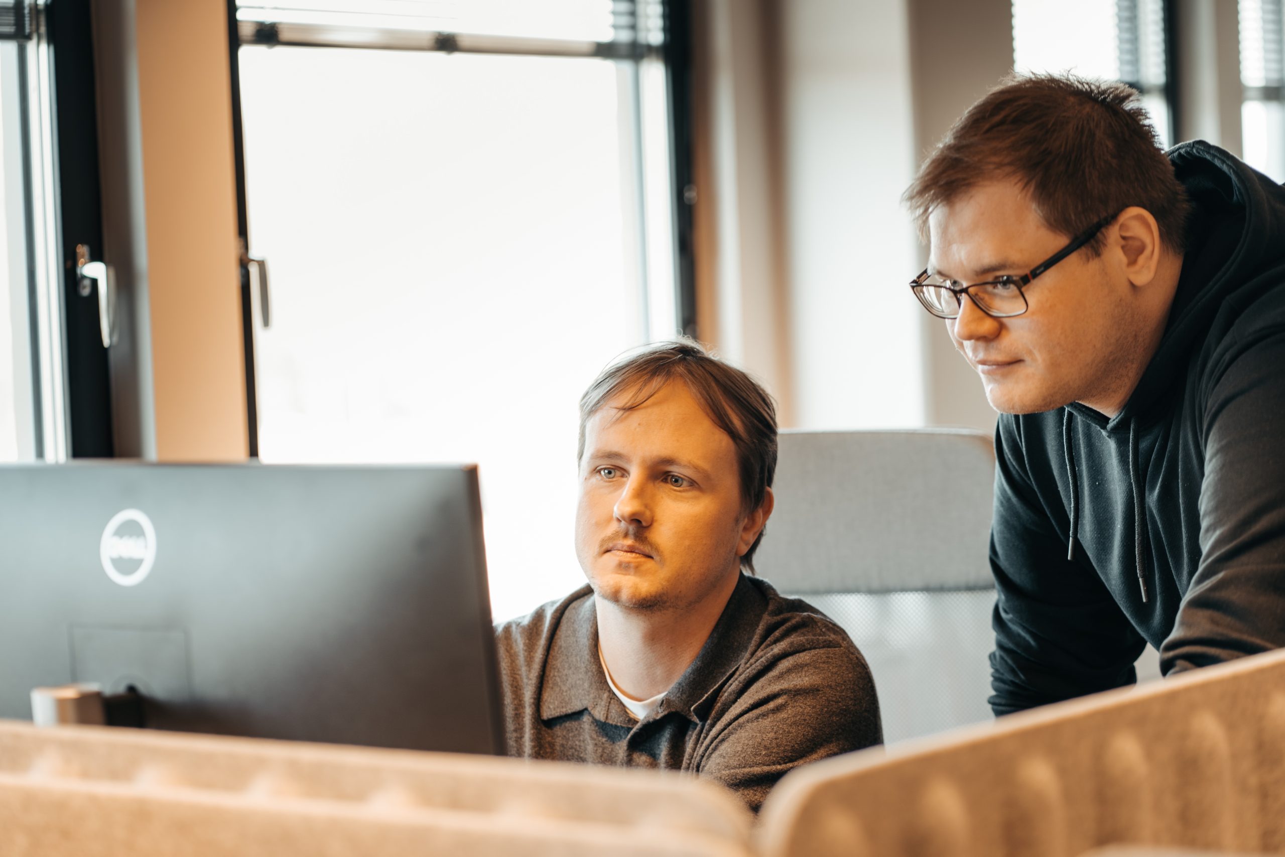 Två killar kollar på en datorskärm