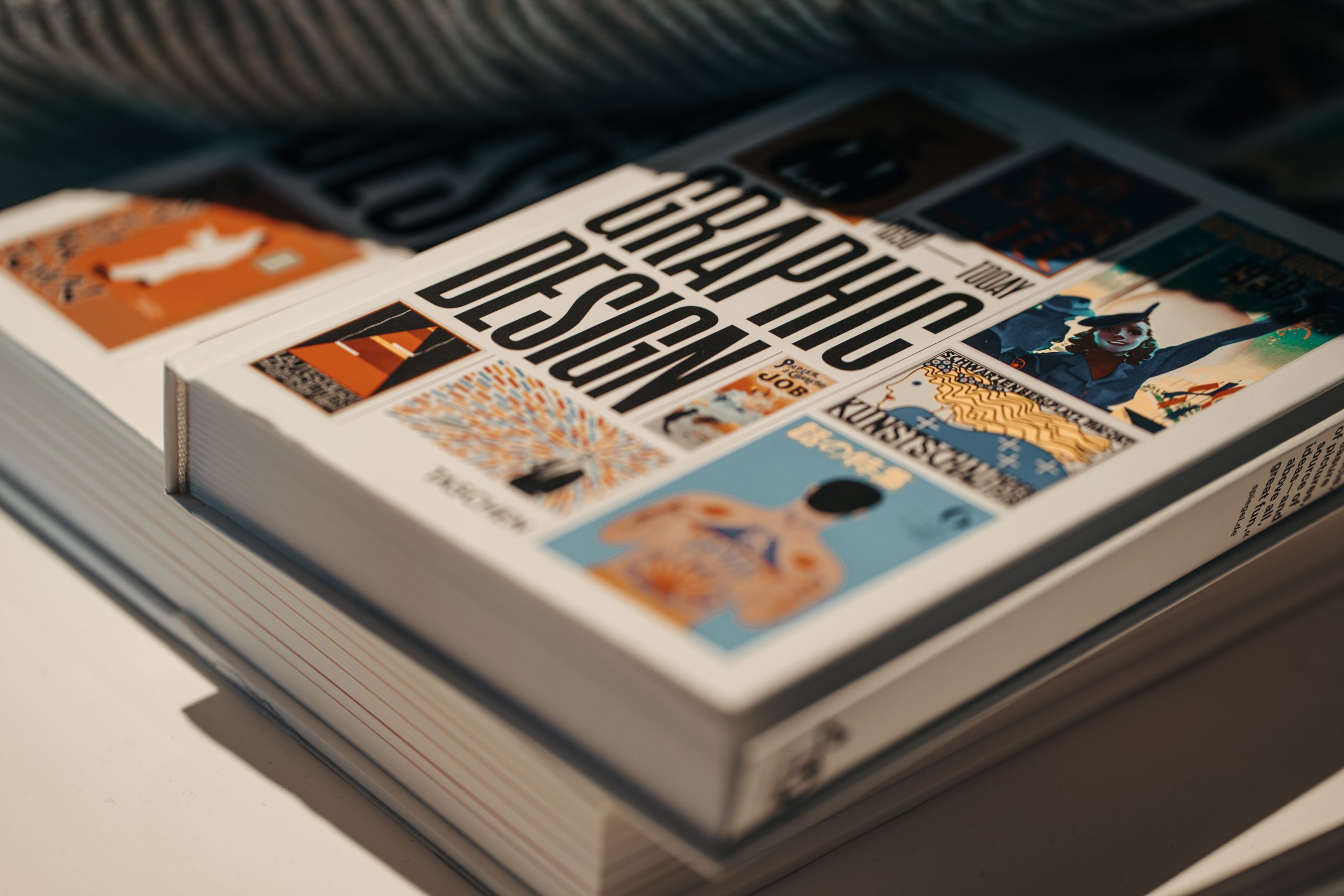 En bok med titel "Graphic design"