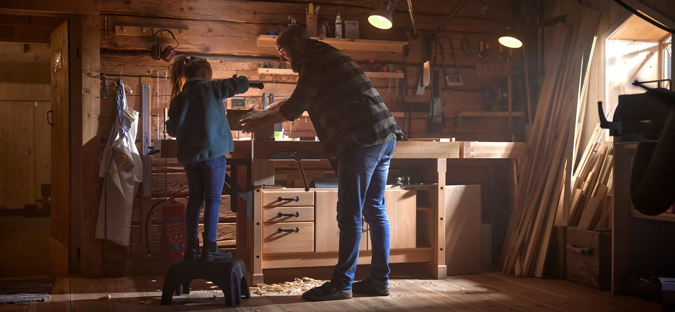 En man och barn jobbar vid en arbetsbänk